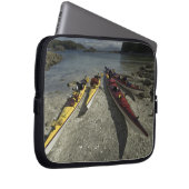 Kayaks auf Dicebox Island, Broken Island Group, Laptopschutzhülle (Vorne Rechts)