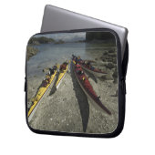 Kayaks auf Dicebox Island, Broken Island Group, Laptopschutzhülle (Vorderseite Links)