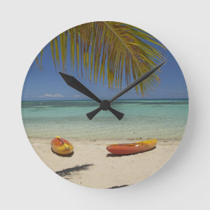 Kayaks on the beach, Plantation Island Resort Runde Wanduhr