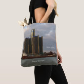 Kaye E. Barker & Ren Cen Detroit auf der ganzen Ta Tasche (Von Nahem)