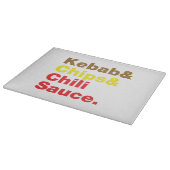 Kebab & Chips & Chili Sauce. Schneidebrett (Ecke)