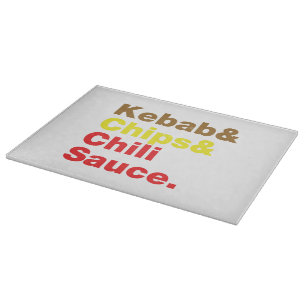 Kebab & Chips & Chili Sauce. Schneidebrett
