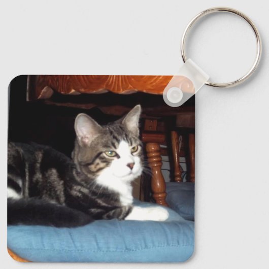 Keeno Regal Pose Schlüsselanhänger (Rückseite)