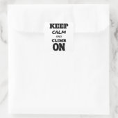 Keep calm and climb on quadratischer aufkleber (Tasche)