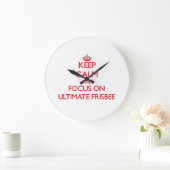 Keep calm and focus on Ultimate Frisbee Große Wanduhr (Zuhause)