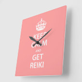 Keep Calm and Get Reiki Quadratische Wanduhr (Winkel)