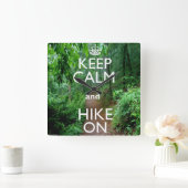 Keep Calm and Hike On Quadratische Wanduhr (Zuhause)