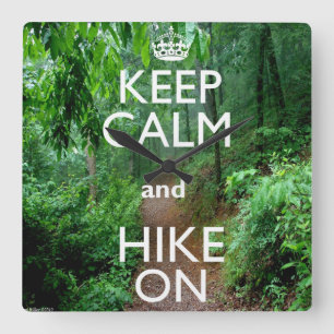 Keep Calm and Hike On Quadratische Wanduhr