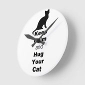 Keep Calm and Hug Your Cat Runde Wanduhr (Winkel)