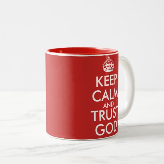 KEEP CALM AND TRUST GOD ZWEIFARBIGE TASSE (VorderseiteRechts)