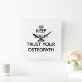 Keep Calm and Trust Your Osteopath Quadratische Wanduhr (Zuhause)