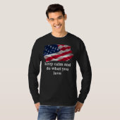 keep calm quote and vibrant american flag T-Shirt (Vorne ganz)