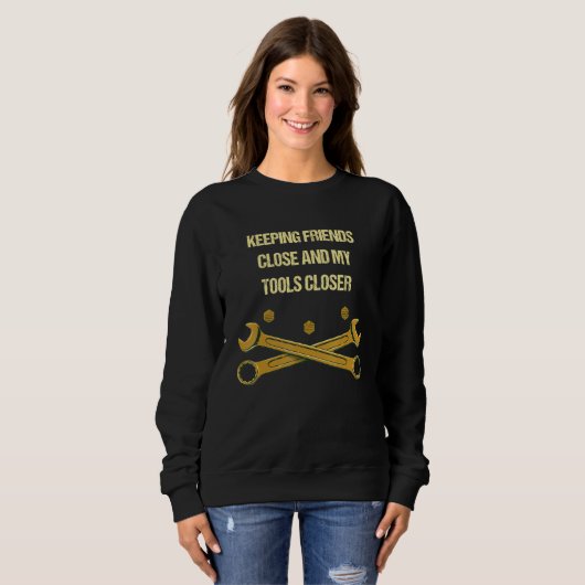 Keep Tools Close  Mechanic Humor Car Repair Memes  Sweatshirt (Vorne ganz)