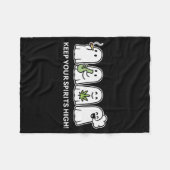 Keep Your Spirits High Ghost Smoking Weed Hallowee Fleecedecke (Vorderseite (Horizontal))