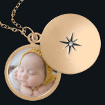 Keepake Baby Foto Medaillon<br><div class="desc">Fügen Sie Ihrem neuen Baby das Foto zu dieser süßen, vergoldeten Halskette für ein einzigartiges Geschenk für Familie oder sich selbst. Großeltern werden diesen besonderen Pfeiler ihres neuen Enkelkindes Liebe geben!</div>