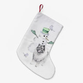 Keeshond Christmas Snowman Painting Dog Art Kleiner Weihnachtsstrumpf (Vorderansicht (hängend))