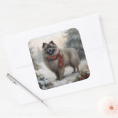 Keeshond Dog in Schneehocht Quadratischer Aufkleber (Umschlag)