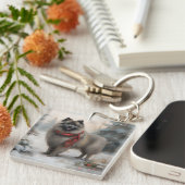 Keeshond Dog in Schneehocht Schlüsselanhänger (Vorderseite rechts)