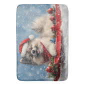 Keeshond Hund in Sledge Lass es Schnee Weihnachten Badematte (Vorderseite Vertikal)