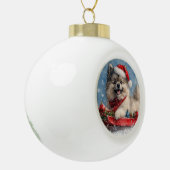 Keeshond Hund in Sledge Lass es Schnee Weihnachten Keramik Kugel-Ornament (Links)
