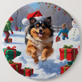 Keeshond Hund läuft im Schnee mit Weihnachtshut Button (Vorderseite)