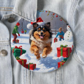 Keeshond Hund läuft im Schnee mit Weihnachtshut Button (Beispiel)