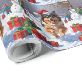 Keeshond Hund läuft im Schnee mit Weihnachtshut Geschenkpapier (Rolleneckpunkt)