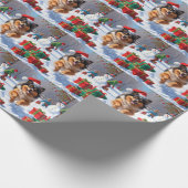 Keeshond Hund läuft im Schnee mit Weihnachtshut Geschenkpapier (Ecke)