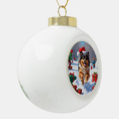 Keeshond Hund läuft im Schnee mit Weihnachtshut Keramik Kugel-Ornament (Links)