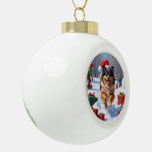 Keeshond Hund läuft im Schnee mit Weihnachtshut Keramik Kugel-Ornament (Links)