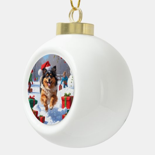 Keeshond Hund läuft im Schnee mit Weihnachtshut Keramik Kugel-Ornament (Rechts)