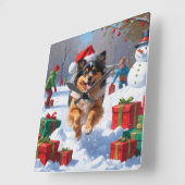 Keeshond Hund läuft im Schnee mit Weihnachtshut Quadratische Wanduhr (Winkel)
