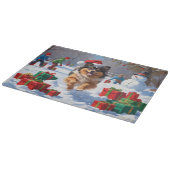 Keeshond Hund läuft im Schnee mit Weihnachtshut Schneidebrett (Ecke)