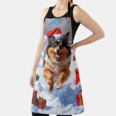 Keeshond Hund läuft im Schnee mit Weihnachtshut Schürze (InSitu)