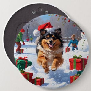 Keeshond-Hund läuft im Schnee mit Weihnachtsmütze Button
