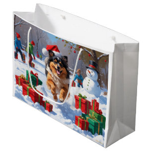 Keeshond-Hund läuft im Schnee mit Weihnachtsmütze Große Geschenktüte