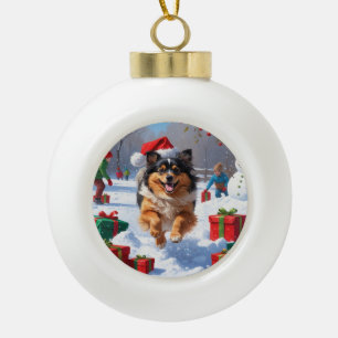 Keeshond-Hund läuft im Schnee mit Weihnachtsmütze Keramik Kugel-Ornament