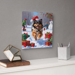 Keeshond-Hund läuft im Schnee mit Weihnachtsmütze Quadratische Wanduhr