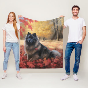 Keeshond im Herbst inspiriert durch fallende Blätt Fleecedecke