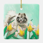 Keeshond in Tulips Malerei Niedliche Original Hund Keramikornament (Rückseite)