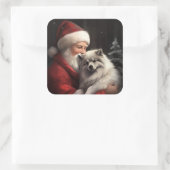 Keeshond mit Weihnachtsfeiern Quadratischer Aufkleber (Tasche)