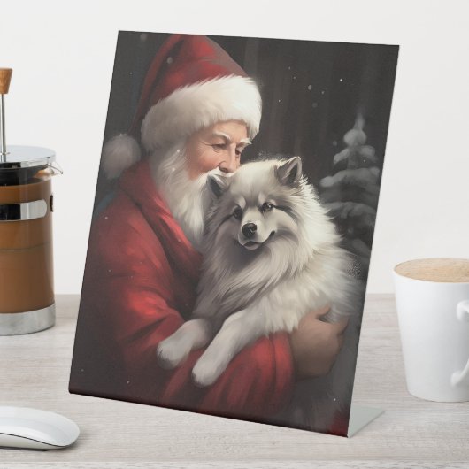 Keeshond mit Weihnachtsfeiern Sockelschild (In Situ)