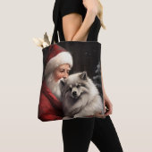 Keeshond mit Weihnachtsfeiern Tasche (Von Nahem)