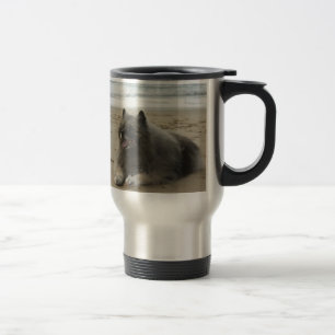 Keeshond on beach.png reisebecher
