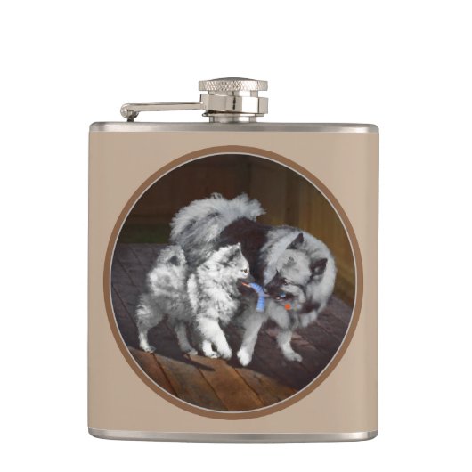 Keeshond Playtime Malerei - Niedliche Original Dog Flachmann (Vorderseite)