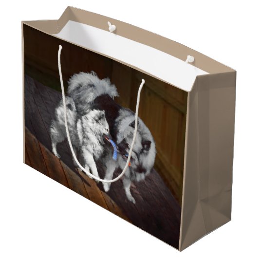 Keeshond Playtime Malerei - Niedliche Original Dog Große Geschenktüte (Rückseite Schrägansicht)
