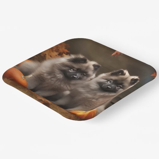 Keeshond Puppy Autumn Delight Pumpkin Pappteller (Gewinkelt)
