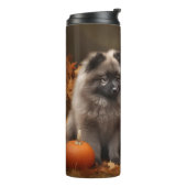 Keeshond Puppy Autumn Delight Pumpkin Thermosbecher (Nach links gedreht)
