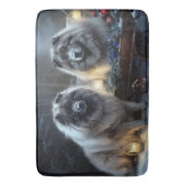 Keeshond Snowy Sleigh Weihnachtsdekor Badematte (Vorderseite Vertikal)