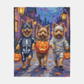 Keeshond Trick-or-Treating in Halloween-Kostümen Fleecedecke (Vorderseite)
